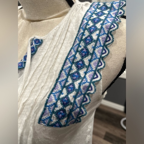 By Anthropologie Sigrid Sleeveless White Cotton Top w Blue Embroidery Size XS - Picture 4 of 9